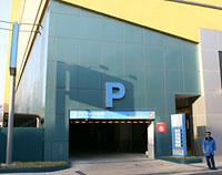 写真：駐車場入口　入口の上に大きくて黄色の「P」の文字がついている