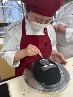 ロゴ：北九州医療製菓専門学校　夢のケーキコンテスト2026